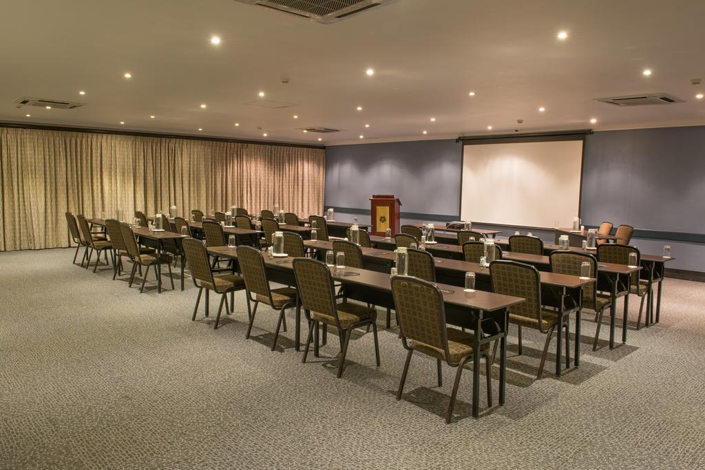 Peermont Mondior Hotel Gaborone Bagian luar foto