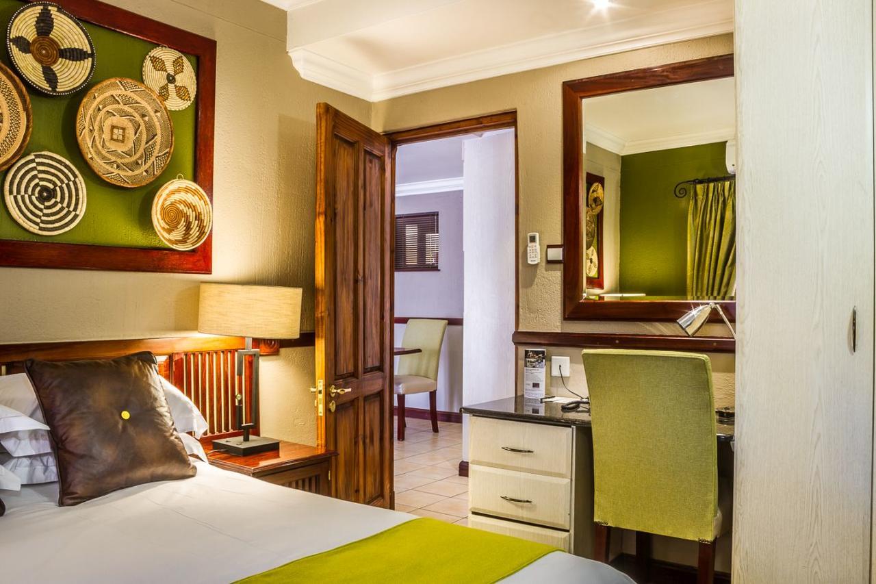 Peermont Mondior Hotel Gaborone Bagian luar foto