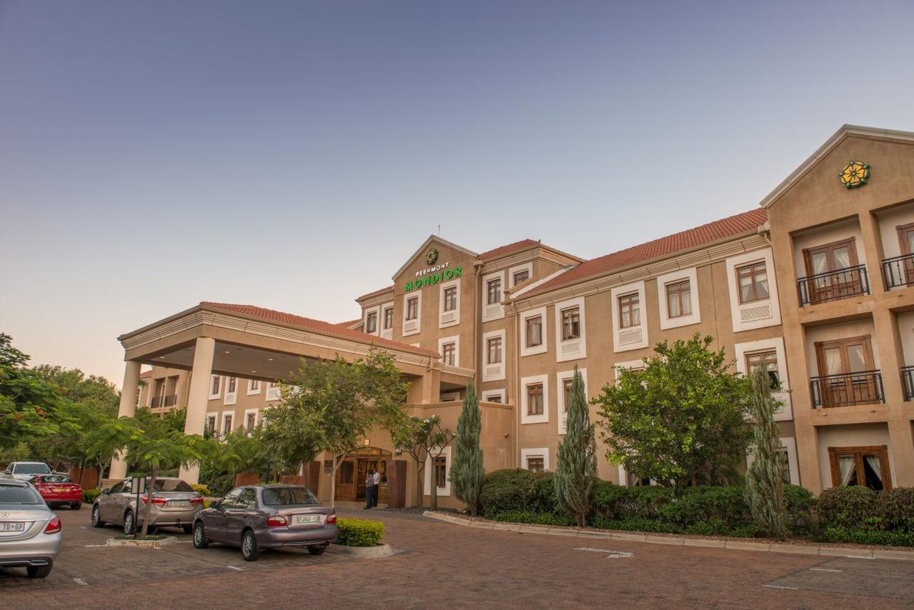 Peermont Mondior Hotel Gaborone Bagian luar foto
