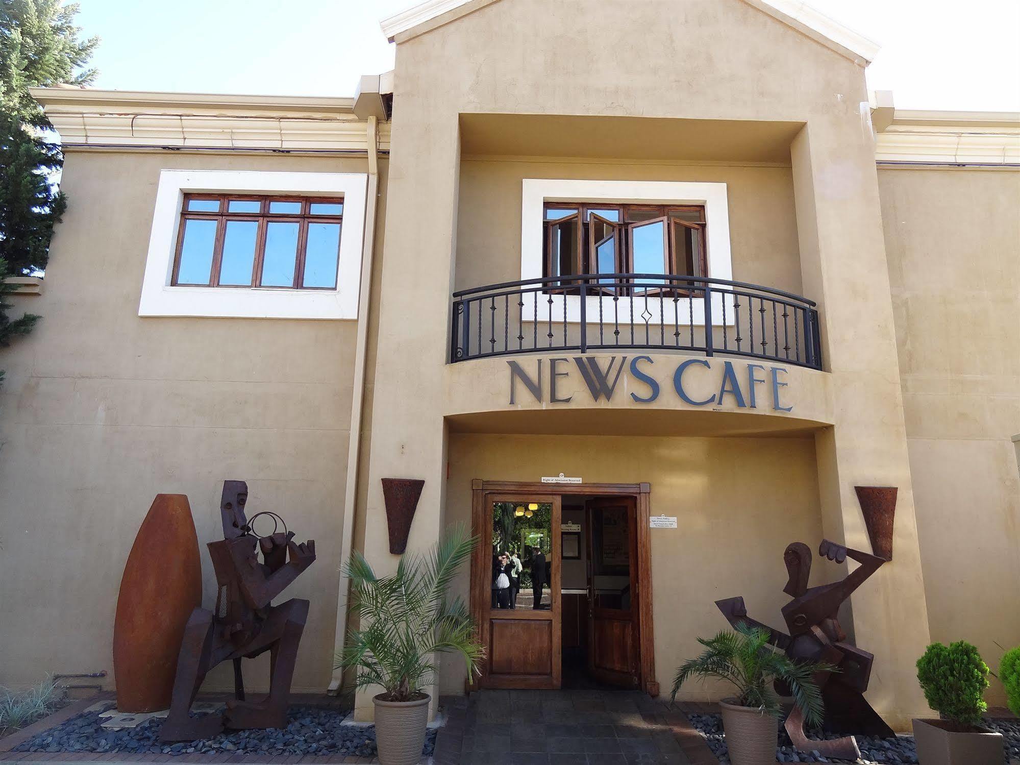 Peermont Mondior Hotel Gaborone Bagian luar foto