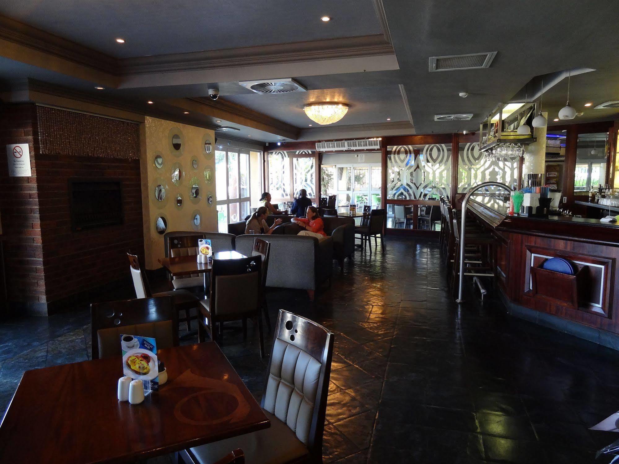 Peermont Mondior Hotel Gaborone Bagian luar foto
