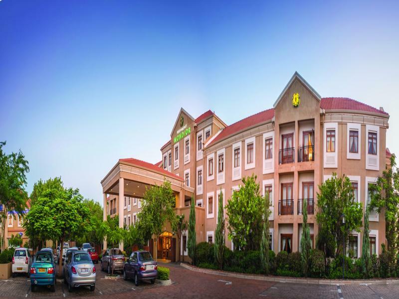 Peermont Mondior Hotel Gaborone Bagian luar foto
